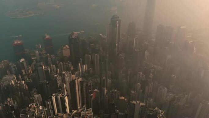 香港日出时摩天大楼的鸟瞰图和俯仰。