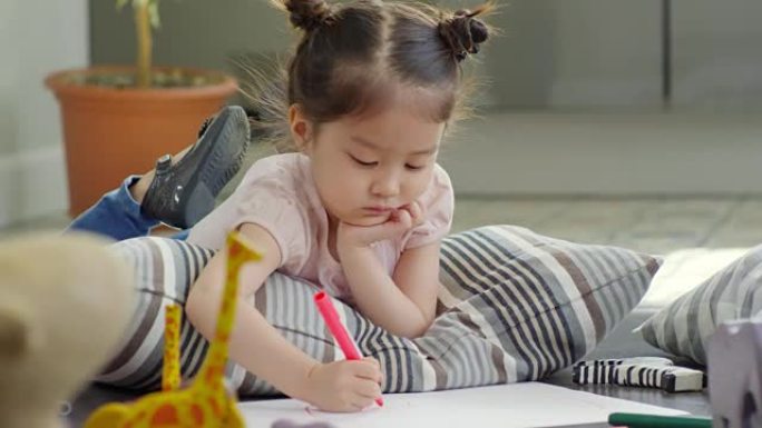 可爱的小女孩画画小女孩子家庭绘画写作业