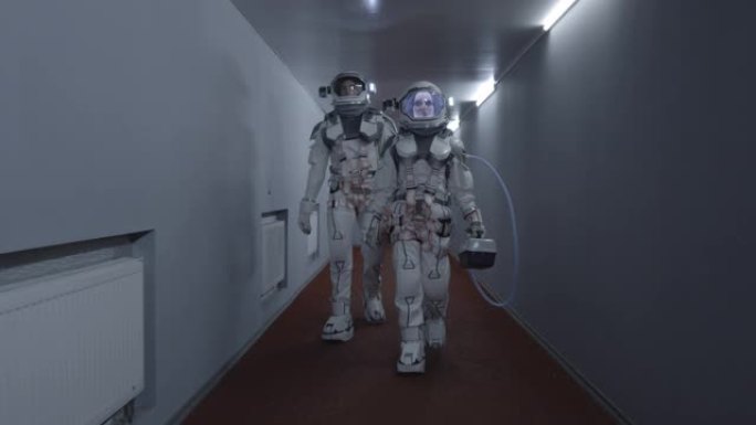 宇航员沿着走廊走太空宇航员行走白色