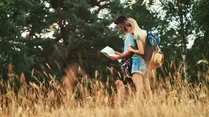 徒步旅行时情侣阅读地图