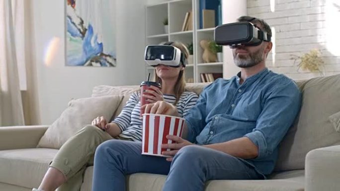 情侣戴着VR眼镜看电影