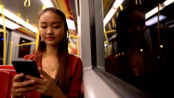 亚洲女孩在火车上在线聊天