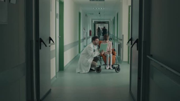 医生在医院与坐轮椅的女孩交谈