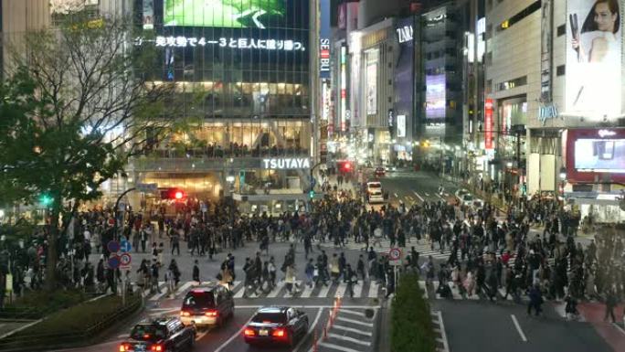 晚上过马路的人群城市街头拥挤的人群东京街