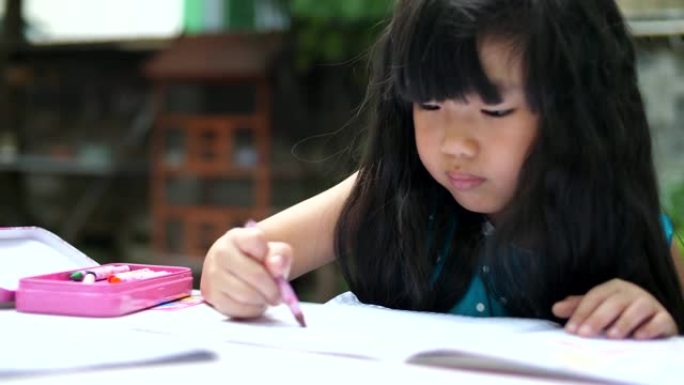 铅笔和在桌子上做作业