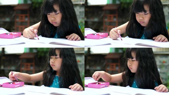 铅笔和在桌子上做作业