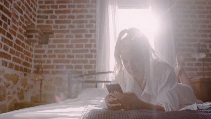WS女人在床上使用手机