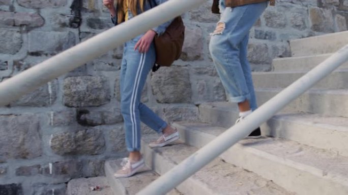 高加索人和混血女孩在海边吃冰淇淋的侧视图