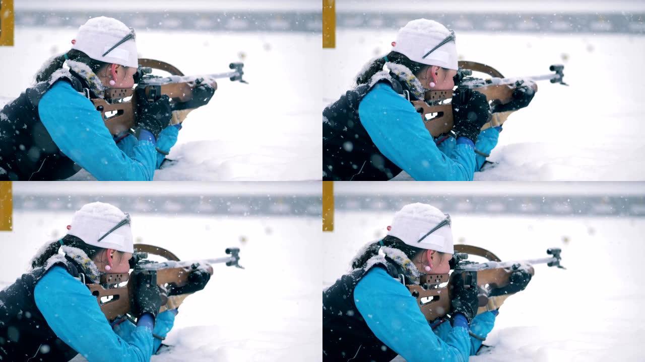 女运动员在冬季两项练习中射击