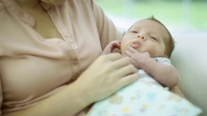 睡在妈妈的肩膀上的新生婴儿