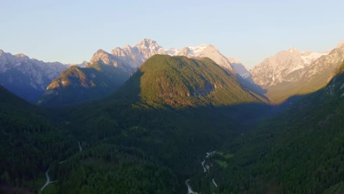 WS风景秀丽，阳光明媚，雄伟的山景。