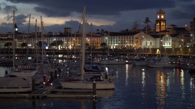 码头和蓬塔德尔加达路堤的夜景。圣米格尔岛，亚速尔群岛的葡萄牙群岛。