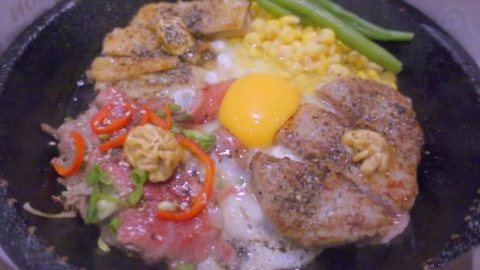 日本食物热锅炒饭配生肉