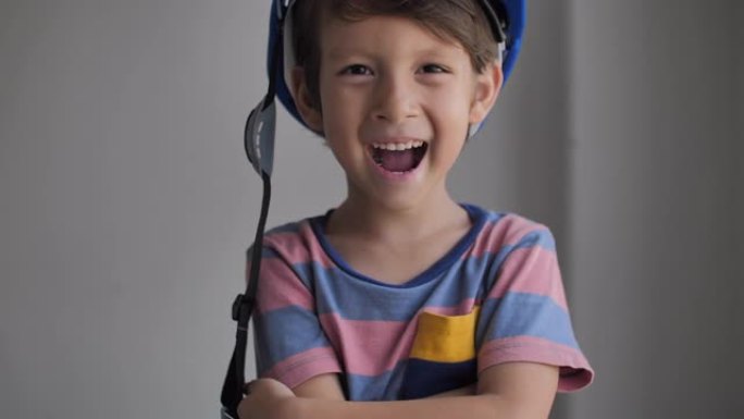 一个戴着安全帽的小男孩的肖像