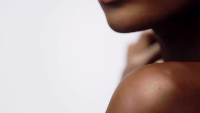 神秘的非洲民族女性护肤。脸部特写