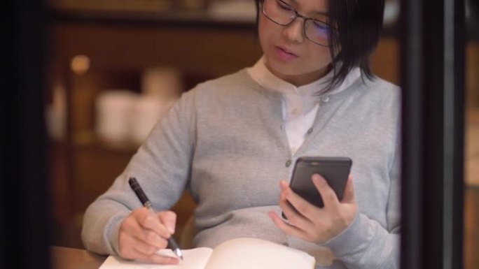 中国孕妇正在从手机上写下信息