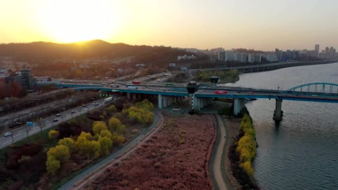 Dongjak-daegyo的鸟瞰图是位于韩国首尔的汉江和南山首尔塔上的桥梁。