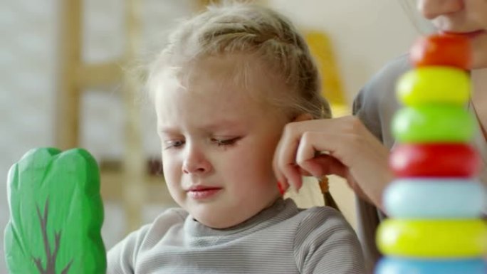 心烦意乱的小女孩在幼儿园哭泣