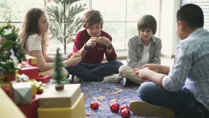 一群朋友在圣诞节期间在家玩多米诺骨牌