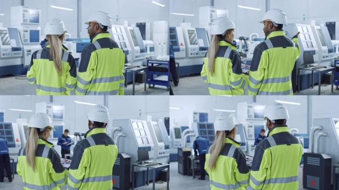 工业4.0工厂: 总工程师和项目主管在安全背心和安全帽，交谈，使用数字平板电脑，屏幕显示新引擎的3D