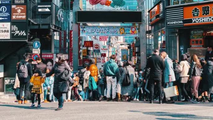 在日本东京市原宿站竹下街参观和享受最时髦时尚的未定义人群和游客人群的4k时间流逝。日本文化和购物区概