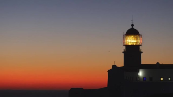 日落后的傍晚灯塔。葡萄牙圣文森特角。圣文森特是葡萄牙和欧洲大陆的最南端。