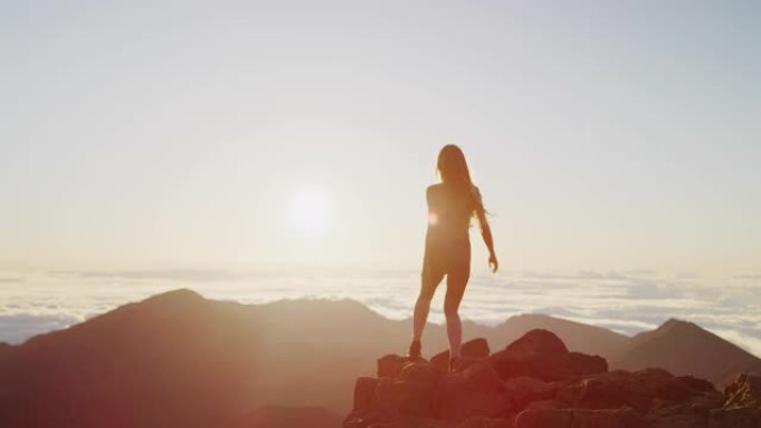 享受山顶山上的人美女爬山逆光唯美