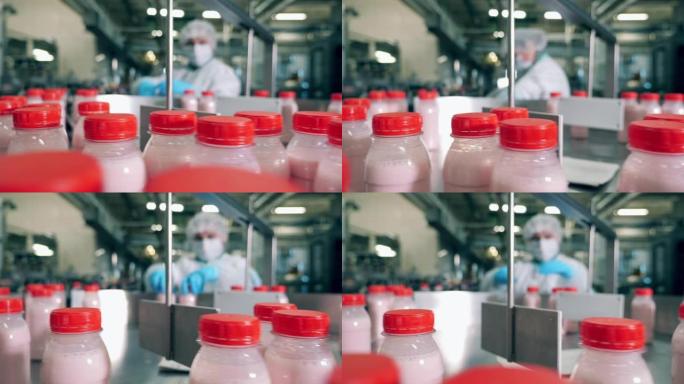 一个女人用塑料酸奶瓶工作。