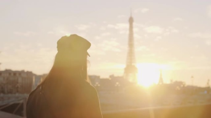 电影的后视图，快乐的女人沿着史诗般的镜头耀斑日落塞纳河和巴黎的埃菲尔铁塔慢动作行走。