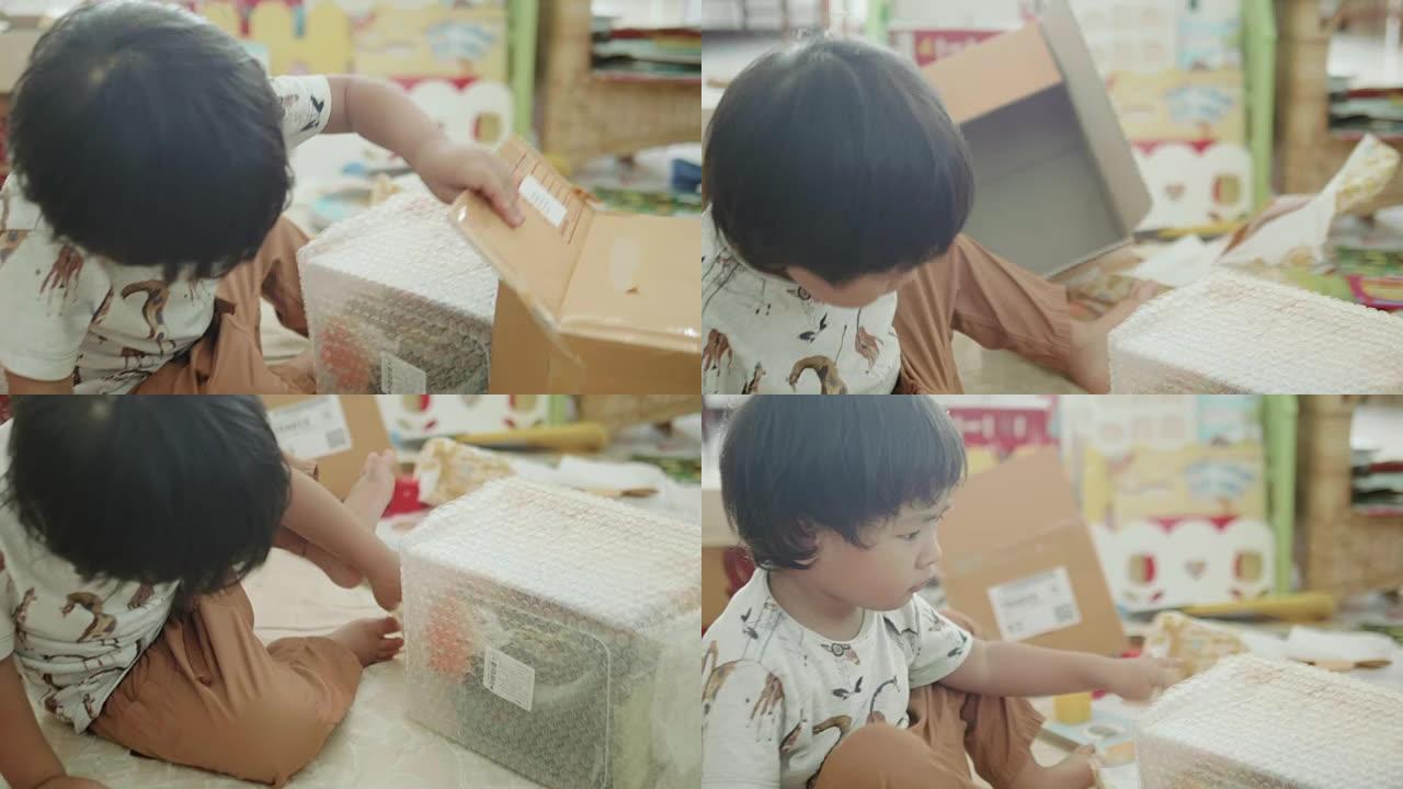 一个小男孩打开礼品盒。