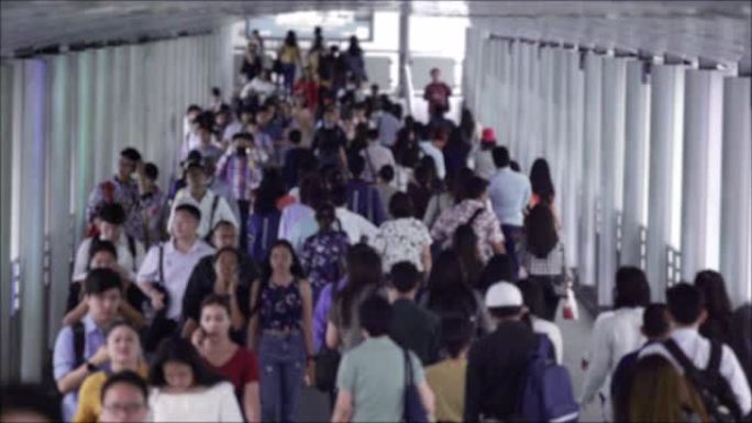 4k分辨率在泰国曼谷高峰时间，空中火车站入口处的人群，通勤者下班后在繁忙的城市街道上行走