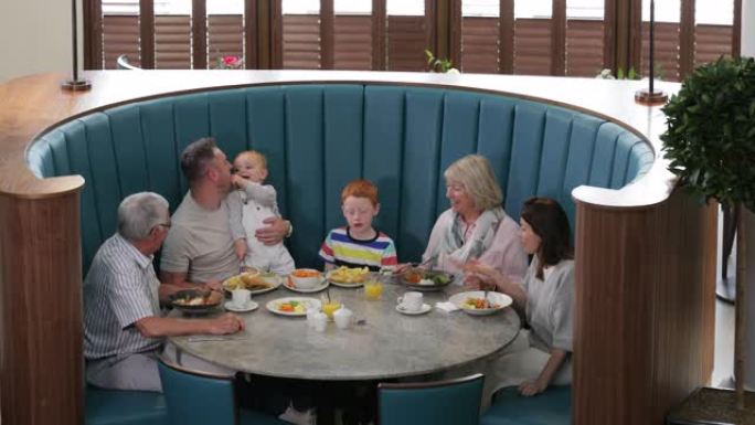 三代家庭一起吃饭一家人开心友爱