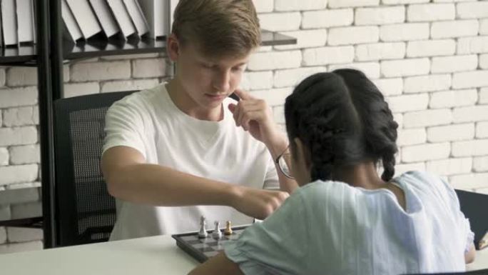 两个下棋的朋友外国国外小学生智力