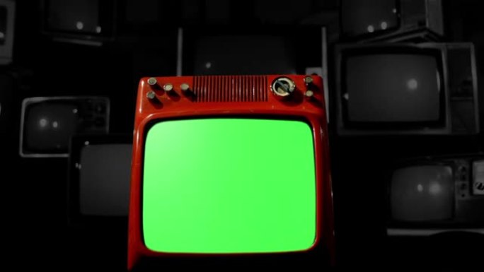 旧电视的黑色背景下的绿屏古董电视。BW音调。多莉开枪了。