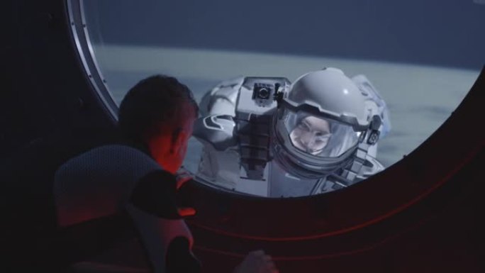 宇航员与太空行走的乘员交谈
