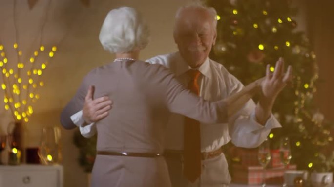 老年夫妇在圣诞节前夕跳舞