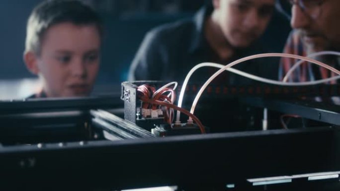 教师和学生使用3D打印机