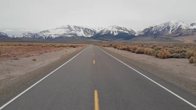 空中: 在空旷的高速公路上飞行，可以欣赏到白雪皑皑的落基山脉。