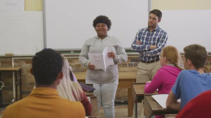非裔美国高中女生向一群青少年讲话