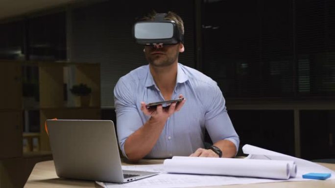 在现代办公室中使用VR头盔的商人