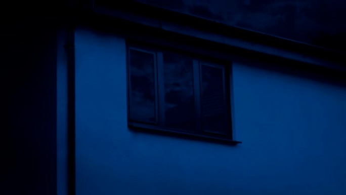 夜晚有经过天空的房子窗户