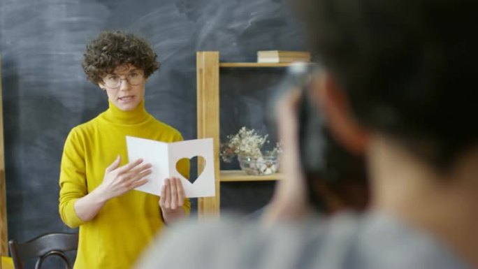 解释如何制作贺卡自媒体博主在线直播讲解介