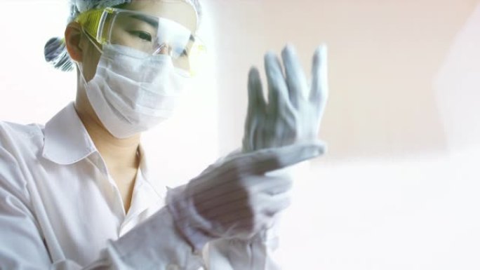 戴着手套的科学家女人