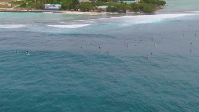 无人机: 活跃的游客聚集在排队的海洋中冲浪。
