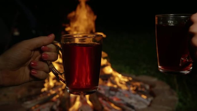MACRO dop: 无法识别的男人和女人用茶敬酒庆祝露营之旅
