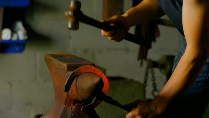 4k工厂的女性金属匠成型马蹄铁