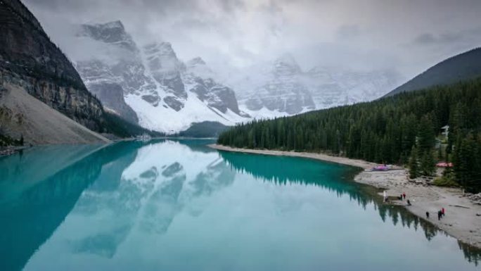 加拿大落基山脉班夫国家公园加拿大艾伯塔省冰碛湖的时间流逝