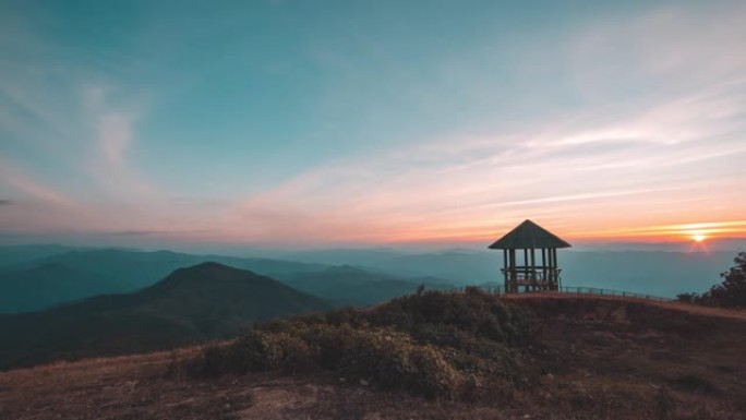 日落时山峰上的凉亭