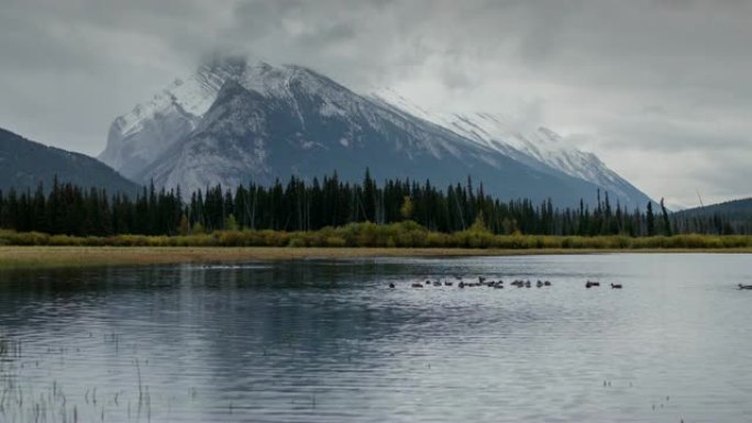 加拿大落基山脉班夫国家公园加拿大艾伯塔省朱红色湖的时间流逝