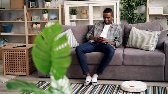 非裔美国人正在使用智能手机，而机器人吸尘器在家中工作